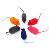 Cat Toys 3pcs Mignon Plastique souple artificielle avec une couleur aléatoire Colail Sound Pet and Dog