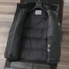 Piumino invernale con cappuccio da uomo Gilet staccabile 2 in 1 Designer Jindian Uomo Abbigliamento da lavoro ispessito multitasche Antivento Caldo Abbigliamento da uomo Giuro