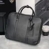 Fábrica Menores al por mayor Bag Multifuncional Bolsas portátiles de computadora portátiles Simple Bulk Leather Tendente comercial Tendencia de ojo de ocio 5228