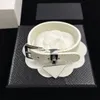 Luxur Designer Bangle Womens Mens Armband Högkvalitativ läderväska hänge par topp smycken leverans 93wg#