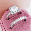 Femmes Designer de luxe double anneaux carré moissanite diamant brillant anneaux bijoux PT950 plaqué petite amie cadeaux fiançailles bague de mariage ensemble 1876