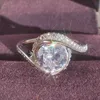 Anello di design da donna di lusso rotondo amore 3A moissanite Anelli di diamanti Gioielli PT950 placcato fidanzata Regali Anello di fidanzamento nuziale 1884