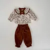 Kledingsets Tweedelige herfst babymeisjes streetwear witte bloemenprint strik versierde shirts losse bruine broek