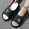 Terlik Moda Erkek Terlik Açık Sandalet Plaj Yumuşak taban kapalı slaytlar Tasarım Erkek Ayakkabı Ayakkabıları Flip-Flops Ev Terlikleri Boyut 39-48 231027
