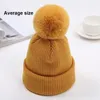 Berets Gorro de crimpagem de cor sólida com elasticidade de alta qualidade para manter o boné de malha quente. Pompom acrílico à prova de vento outono