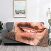 Coperte Abbastanza caucasico Barba Uomo sorridente Maschera divertente Aria condizionata Coperta morbida Bocca Denti Freckies