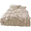 Sängkläder sätter fyrdelar set ljus lyxblommor broderi bomull hem textil rufsad säng kjol värme bevarande fast färg 1,8 m