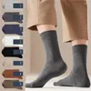 Chaussettes pour hommes 1 paire hommes sport couleur unie avril et automne été loisirs sueur absorbant confortable tube haut mi-longueur