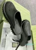 Kvinnors sandaler designer skor kil gummi utskuren glidtransparent material mode strandlägenheter skor