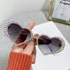 Utomhus Eyewear 2023 mode hjärtformade solglasögon Kvinnor Personlighet Stor ram Glitter Diamond Love Summer Glasses