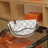 Väskor butik utlopp väskor ny designer blommor kvinnors lilla björn checkerbräda kontrast färg crossbody åsna bokstav en axelväska