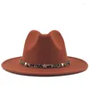 Baretten 2023 Groothandel Eenvoudige Mannen Vrouwen Effen Fedora Hoed Herfst Winter Zwart Wit Roze Rood Jazz Top Met Leopord riem