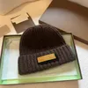 Designer hattar mäns och kvinnors mössa fall/vinter termiska stickade hattar designer beanie brev jacquard unisex varm skalle hatt med originallåda