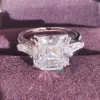 Mujeres Anillos de diseño de lujo Cuadrado Grande Moissanite Diamante Brillante Taladro completo Anillos Joyería PT950 Novia plateada Regalos Compromiso Anillo de bodas 1911