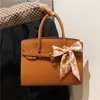 Sacs de soirée Nouvelle couleur unie Femmes Lumière Luxe Soie Foulard Sac à main Simple Bowknot Bandoulière Sling Un sac à bandoulière