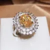 Cluster Rings 2023 Luxury Sparkling Yellow Zirconia Jewellery Light Full Diamond Ladies Ring Wedding Party Gift