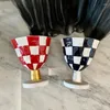 Tasses Tasse en céramique en damier noir et blanc, classique européen peint à la main, pieds hauts rouges, tasses à café, tasse de couple, décoration de la maison