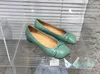 Designer- Femmes Bow-Knot Sandales plates Toile de luxe Toison et tissu en cuir verni Mode Wrap The Heel Dîner Chaussures Différentes couleurs
