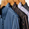 メンズカジュアルシャツストライププレミアムシャツメンズデザイナー服ロングスリーブクラシックスプリング品質滑らかな快適な絹のような高級カミザ