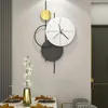 壁時計リビングルーム家具のためのモダンな金属吊り時計クリエイティブライトラグジュアリーシンプルな入り口装飾