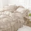 Sängkläder sätter fyrdelar set ljus lyxblommor broderi bomull hem textil rufsad säng kjol värme bevarande fast färg 1,8 m