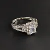 Kvinnor lyxdesigner ringar fyrkantig stor moissanite diamant glänsande fulla borrringar smycken pt950 pläterade flickvän gåvor engagemang vigselring 1920