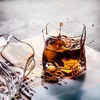 Vinglas med whisky oregelbundet glas kreativt fruktjuice hemfest bar öl kopp lyx i ljus