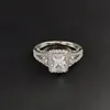 Kvinnor lyxdesigner ringar fyrkantig stor moissanite diamant glänsande fulla borrringar smycken pt950 pläterade flickvän gåvor engagemang vigselring 1920