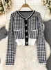 Robes de travail Automne Rétro Noir / Blanc Plaid Ensembles Tricotés Pour Femmes Diamant Bouton Tricot Cardigan Top Jupe Courte Costume Tricots 2 Pièces Ensemble