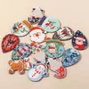 Charms 10pcs Urocze drewniane choinki Snowman Deer Santa Santa Wiselanci do kolczyków naszyjniki