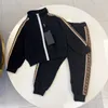 Klasik F Mektup Çocuk Giysileri Lüks Erkek Kızlar Tasarımcı Giyim Ceket Pantolon Moda Çocuk Gözlük Giyim İki Parçalı Set CSD2310306