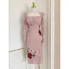 Abiti casual Elegante maglia rosa sexy tubino pieghettato abito longuette moda Desiger donne di marca drappeggiato ricamo fiore 2023 festa d'autunno