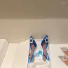 Sandalen Amina Muaddi Damen Hellblaue Rosie Glaskristallverzierte Slingback-PVC-Strassschleife Transparente Schuhe mit hohen Absätzen