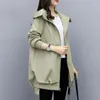 Trench da donna 2023 Primavera e autunno stile coreano kaki sciolto rilassato giacca a vento con cappuccio di media lunghezza nero cappotto di moda per le donne Top