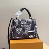 Designer de luxo clássico Capucines Graffiti Bag de moda francesa e mulheres pintadas bolsa de bolsa de alta qualidade de bolsa de rabisco de alta qualidade