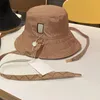 Lettres complètes Designer Hat Bucket Man Woman Unisexe Summer Sunlight Hats Réversibles portant du soleil de luxe Couleur marron noir casquette