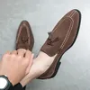 GAI GAI Mocasines para hombre Marca Gamuza Cuero Vintage Slip-on Clásico Casual Hombres Conducción Boda Zapatos de vestir masculinos Borla puntiaguda 231027