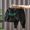 Set di abbigliamento Neonati maschi Tuta nera Felpa con cappuccio Pantalone con cappuccio Mezza zip Tuta da jogging per bambini Abiti da lavoro per la primavera Autunno 1 11 anni 231030