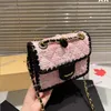 Pembe/Beyaz İki Ton Tweed Yün Örgü Tasarımcı Kare Torba Altın Metal Donanım Matelasse Zincir Dokuma Dekorasyon 20x15cm Lady Cross Vücut Omuz Çantası