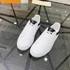 Topp europeiska utgåva sneakers för män Luxurys Designer Men's Casual Sports Shoes Calfskin gummi yttersula