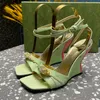 디자이너 샌들 샌들 여성 신발 패션 고급 모조 다이아몬드 버클 웨지 디자이너 신발 특허 가죽 패치 워크 발목 스트랩 로마 여성 샌들 35-42