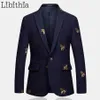 Mens One Button Blazer Bee broderi Bröllop Smart Casual Slim Fit Jacket Högkvalitativ stor storlek 6xl Navy Blue Clothes Man T208 Y290Q