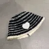 Gorro de diseñador Sombrero de invierno Elegante sombrero de pescador a rayas Sombrero de punto Gorros de primavera de lujo Moda Unisex Letras de cachemira Casual de alta calidad