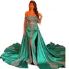 Élégant vert émeraude caftan robes de soirée formelles avec des appliques de dentelle dorée perlées sur l'épaule arabe turquie robe de célébrité fente avant robes de soirée de bal