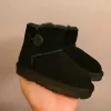 Designer Australien Uglys Snow Boot Children barn Vinter varma skor pojkar flickor mini bailey bling knapp ankel stövlar baby korta stövlar slip-on sko xmas gåvor