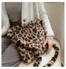 Kvällspåsar leopard tryck axel kvinnor väska vinter mjuk faux päls damer hand väskor avslappnad fluffig crossbody messenger väska bolsa feminina 231030