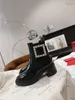 أزياء كبار رينجرز في الكاحل أحذية إيطاليا مثالية للنساء المنخفضة الحواسات الكريستالية ملحق الإبزيم منصة براءة اختراع مصمم حذاء جلدي مصمم سهرة