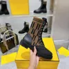 Designer Mid Short Boots Winter Boots Warm en hoogwaardige dames laarzen klassieke stijl Patent Patent Flat Sole Boots Elastic Surface Grootte 35-41 001