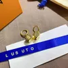 Charm Pendientes chapados en oro de 18 quilates Pendientes de diseño de lujo Diseño Marcas de moda para joyería Pequeño cuadrado Chico Letras Exquisito Accesorios para fiestas de bodas Regalo A626