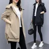 Trench da donna 2023 Primavera e autunno stile coreano kaki sciolto rilassato giacca a vento con cappuccio di media lunghezza nero cappotto di moda per le donne Top